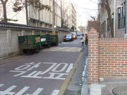 韓國仁川機場巴士安國洞站步行往住宿區沿途街景